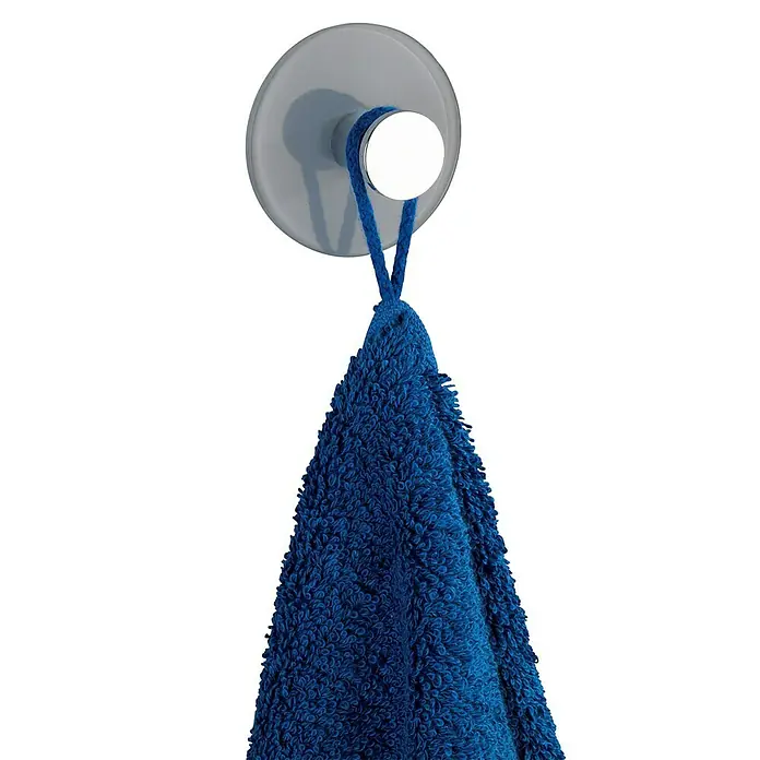 Wenko Handtuchhaken Tamo - 1 Stk., Grau, Zinkdruckguss - Blaues Handtuch hängt an einem Saugnapf-Haken an einer Wand, ideal für Küche oder Bad, um Handtücher stilvoll und praktisch zu verstauen.