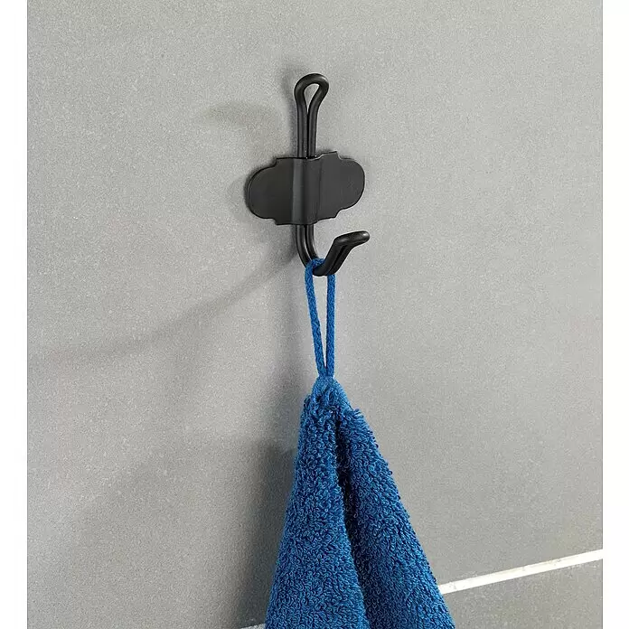 Wenko Handtuchhaken Nostalgie - 1 Stk., Schwarz, Metall - Schwarzer Wandhaken hält ein blaues Handtuch.