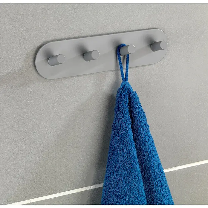 Wenko Hakenleiste Piceno Quadro - Anzahl Haken: 4 Stk., Edelstahl, Grau - Eine graue Hakenleiste mit vier Haken an einer grauen Wand, an der ein blaues Handtuch hängt. Praktisch und stilvoll für jedes Badezimmer.