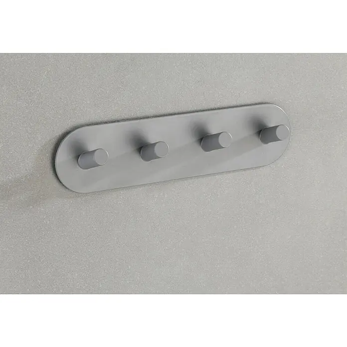 Wenko Hakenleiste Piceno Quadro - Anzahl Haken: 4 Stk., Edelstahl, Grau - Nahaufnahme einer stilvollen, grauen Garderobenleiste mit vier Haken an einer strukturierten Wand, ideal für moderne Flure oder Badezimmer.