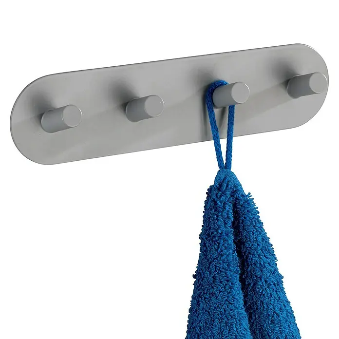 Wenko Hakenleiste Piceno Quadro - Anzahl Haken: 4 Stk., Edelstahl, Grau - Graue Wandgarderobe mit vier Haken und einem hängenden blauen Handtuch, ideal für Badezimmer oder Küche. Praktische Aufbewahrungslösung.