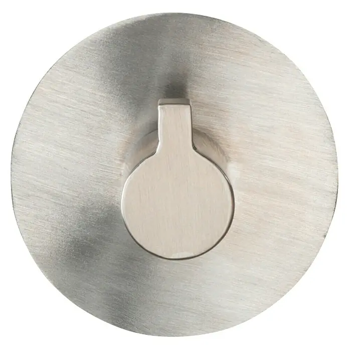 Wenko Handtuchhaken Rina - 1 Stk., Edelstahl, Matt - Nahaufnahme eines runden, gebürsteten Edelstahl-Wandhaken mit einem kreisförmigen Knopf und einem minimalistischen Design. Ideal für Badezimmer oder Küche.