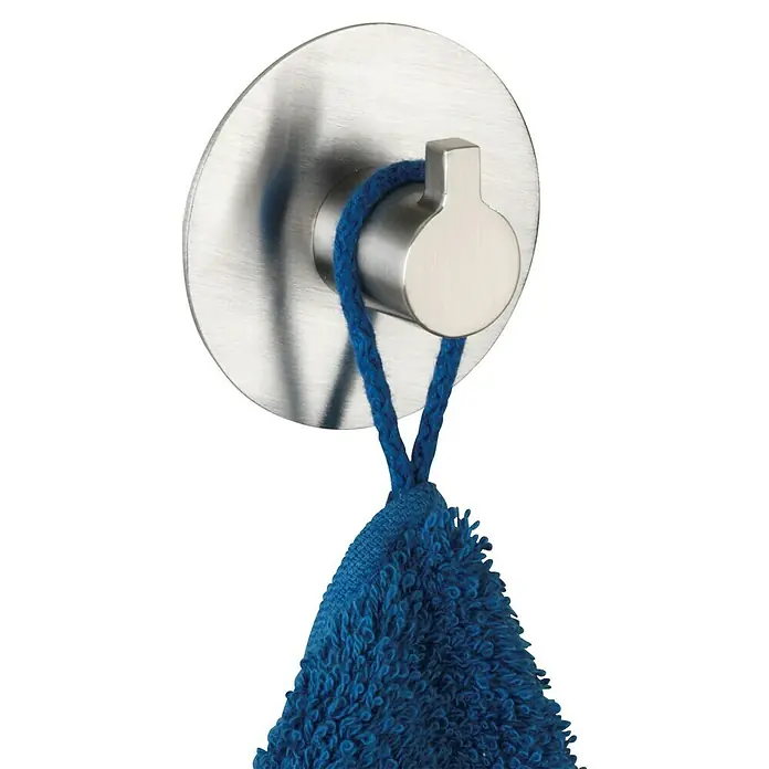 Wenko Handtuchhaken Rina - 1 Stk., Edelstahl, Matt - Silberner Handtuchhaken mit blauem Handtuch. Der Haken ist an einer runden Platte befestigt und hat ein modernes Design für Badezimmer und Küche.