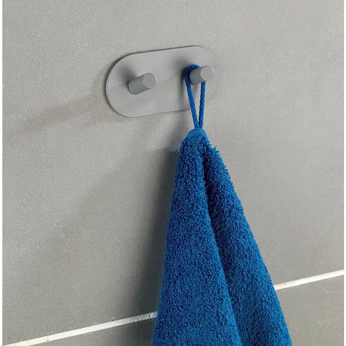 Wenko Handtuchhaken Duo - Anzahl Haken: 2 Stk., Edelstahl, Grau - Ein blaues Handtuch hängt an einem modernen, grauen Handtuchhalter an einer hellgrauen Wand.