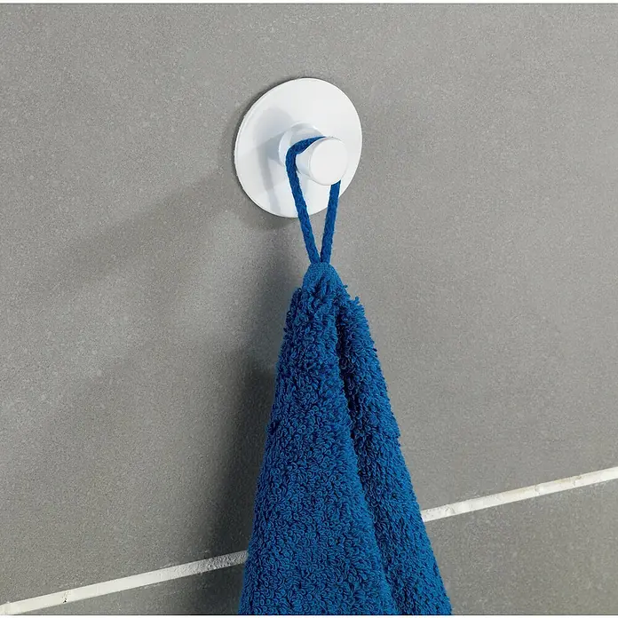 Wenko Handtuchhaken Savona Blister - 1 Stk., Weiß, Edelstahl - Ein blaues Handtuch hängt an einem weißen Haken an einer grauen Wand im Badezimmer. Praktisch und stilvoll zugleich.