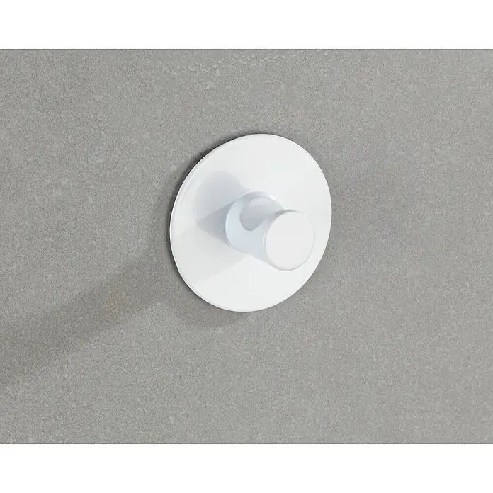 Wenko Handtuchhaken Savona Blister - 1 Stk., Weiß, Edelstahl - Nahaufnahme eines einzelnen, runden, weißen Klebehaken an einer Wand.