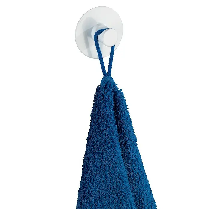 Wenko Handtuchhaken Savona Blister - 1 Stk., Weiß, Edelstahl - Blaues Handtuch hängt an einem weißen Saugnapf-Haken, ideal für Badezimmer und Küche. Praktisch und platzsparend!