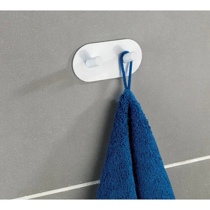 Wenko Handtuchhaken Duo - Anzahl Haken: 2 Stk., Edelstahl, Weiß - Nahaufnahme des selbstklebenden Handtuchhalters mit blauem Handtuch an einer grauen Wand im Badezimmer.