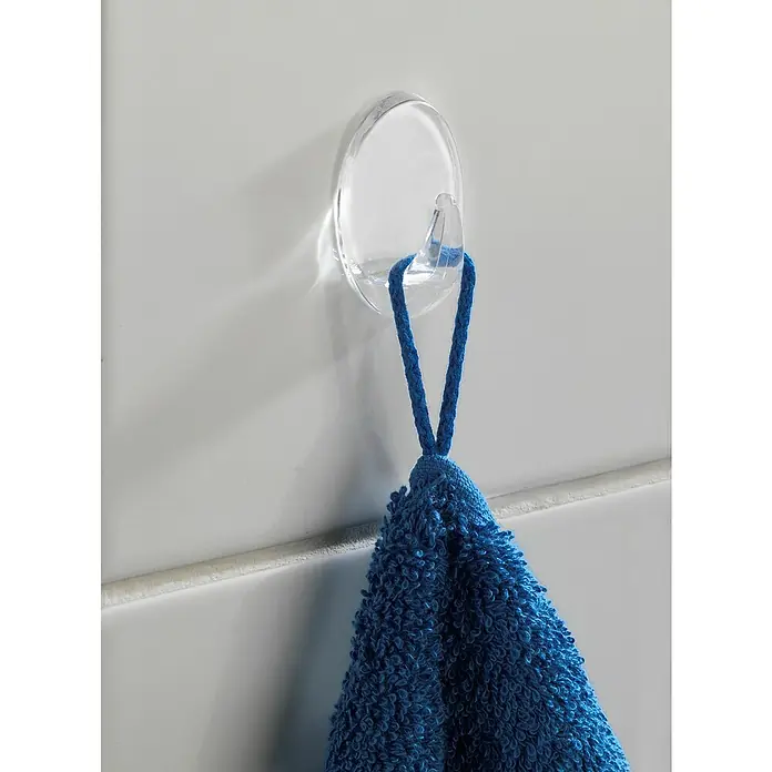 Wenko Handtuchhaken Liliputhaken - 3 Stk., Transparent, Kunststoff - Klares Klebehaken-Design, das an glatten Oberflächen haftet und einen blauen Waschlappen im Badezimmer hält.