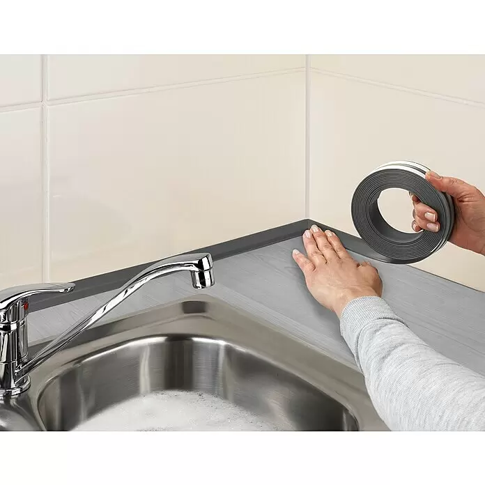Wenko Abdichtband - 400 x 2,8 cm, Grau - Graues Dichtband wird von Hand entlang der Küchenarbeitsplatte angebracht. Dichtet Fugen ab.