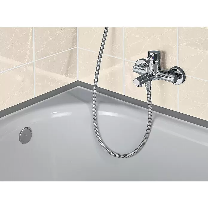 Wenko Abdichtband - 400 x 2,8 cm, Grau - Verchromte Duscharmatur mit flexiblem Schlauch über einer weißen Badewanne vor Fliesenwand.