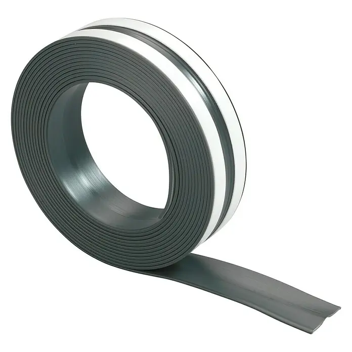 Wenko Abdichtband - 400 x 2,8 cm, Grau - Nahaufnahme einer Rolle grauer Magnetstreifen mit Kleberückseite, ideal für Bastelarbeiten und DIY-Projekte.