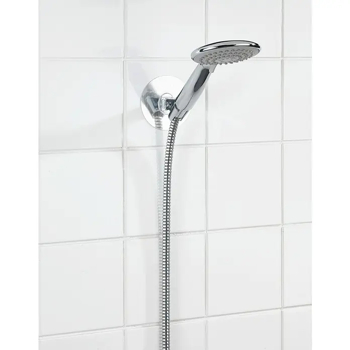 Wenko Brausehalter Static-Loc® Osimo - Kunststoff, Silber - Duschkopf mit Schlauch und Halterung an einer weißen gefliesten Wand. Das Chrom-Finish verleiht dem Bad einen modernen Touch.