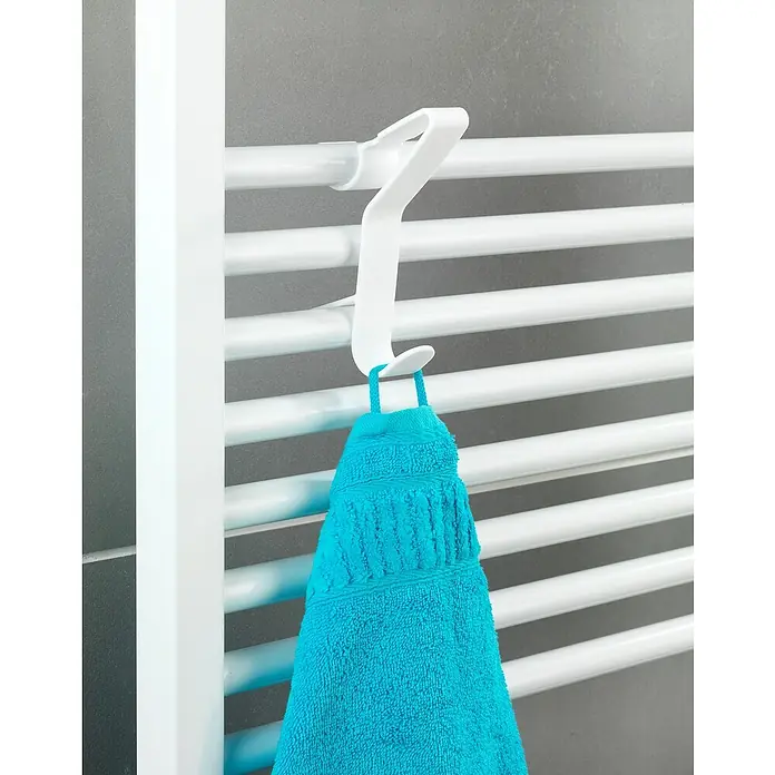 Wenko Universal Badheizkörper-Handtuchhaken Flexi - Weiß, 1 Stk., Geeignet für: Badheizkörper - Ein blaues Handtuch hängt mit einem weißen Haken an einem weißen Handtuchwärmer. Das Handtuch ist weich und flauschig.