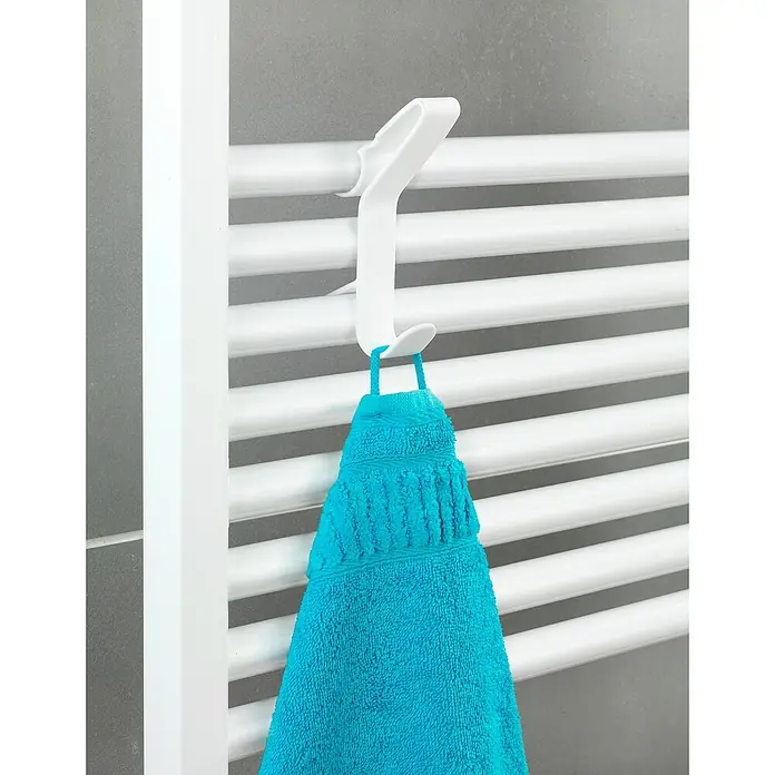 Wenko Universal Badheizkörper-Handtuchhaken Flexi - Weiß, 1 Stk., Geeignet für: Badheizkörper - Ein blaues Handtuch hängt an einem weißen Heizkörper mit einem weißen Haken. Das Handtuch ist flauschig und hat eine dekorative Borte.