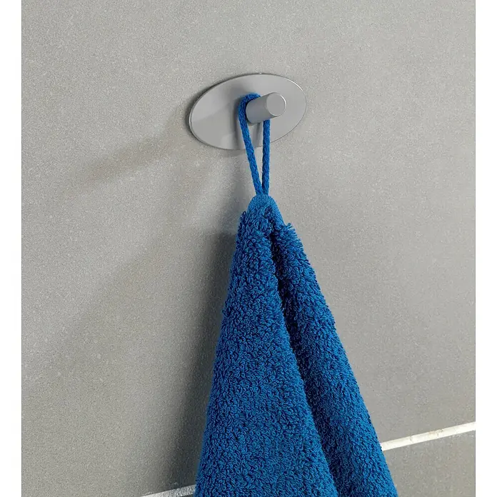 Wenko Handtuchhaken Piceno - 2 Stk., Edelstahl, Edelstahl - Blaues Handtuch hängt an einem modernen, silberfarbenen Haken an einer grauen Wand.