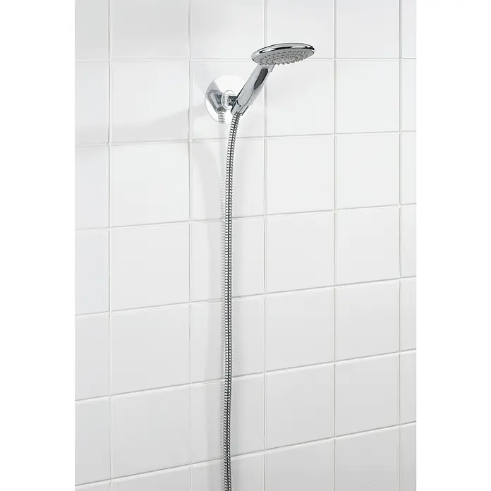 Wenko Brausehalter Static-Loc® Osimo - Kunststoff, Silber - Eine verchromte Handbrause mit Schlauch hängt vor weißen Fliesen und bietet eine moderne und flexible Duschlösung.