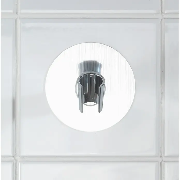 Wenko Brausehalter Static-Loc® Osimo - Kunststoff, Silber - Nahaufnahme einer verchromten Duschkopfhalterung, die an weißen Fliesen befestigt ist. Minimalistisches Design für moderne Badezimmer.