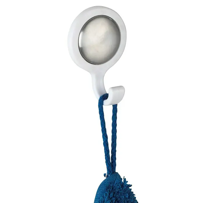 Wenko Handtuchhaken Osilo - 2 Stk., Weiß, Edelstahl - Ein weißer Wandhaken mit einem silbernen Knopf und einem blauen Waschlappen, der daran hängt.