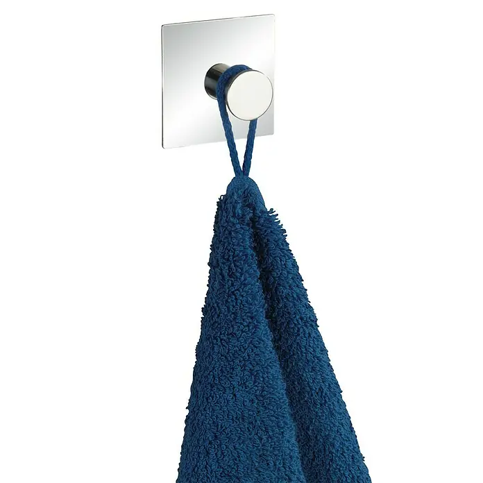 Wenko Handtuchhaken Accadia - 1 Stk., Edelstahl, Glänzend - Ein blaues Gästehandtuch hängt an einem modernen, quadratischen Handtuchhaken mit Chrom-Finish. Das Handtuch ist flauschig und saugfähig.