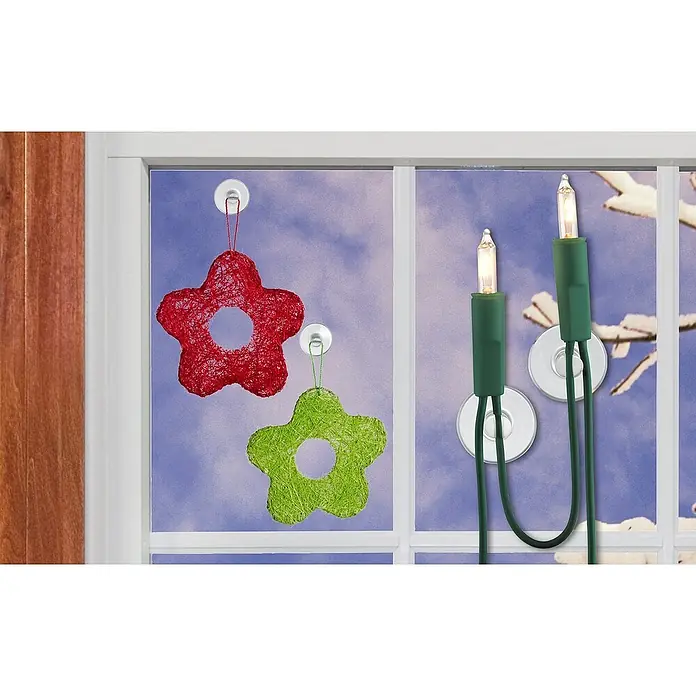 Wenko Saugnapf-Haken - 6 Stk., Kunststoff, Transparent - Dekorative Fensteransicht mit roten und grünen Sternen und Lichterketten, die eine festliche und einladende Atmosphäre schaffen.