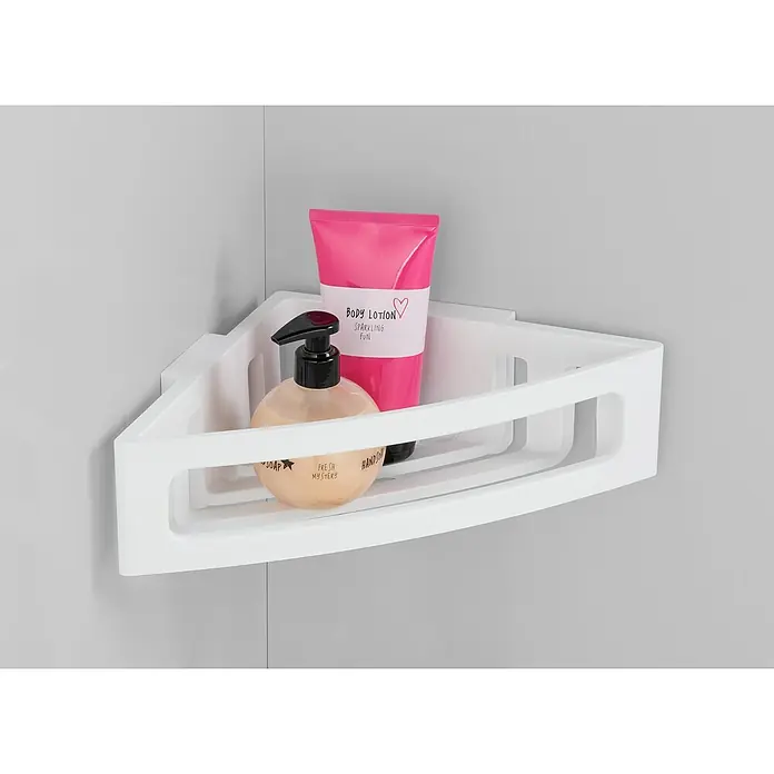 Wenko Eckduschkorb Power-Loc® Bralia - 19,5 x 34,5 x 8,5 cm, Weiß, Matt - Ein weißes Eckregal mit Körperlotion und Handseife, das im Badezimmer angebracht ist, bietet eine praktische Aufbewahrungslösung.