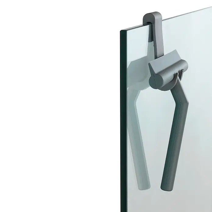 Wenko Bad-& Duschabzieher Mola - Mit Halterung, Edelstahl, Grau - Grauer Fensterabzieher hängt an einer Glasduschwand, ein praktisches Werkzeug für die Badreinigung.