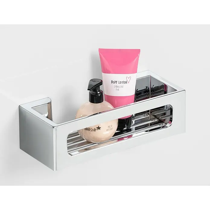 Wenko Duschkorb Power-Loc® Bralia - 12 x 30 x 8,5 cm, Chrom, Glänzend - Ein glänzendes, rechteckiges Chrom-Duschregal mit Handseife und Körperlotion, die stilvoll und funktional in einem modernen Badezimmer angeordnet sind.