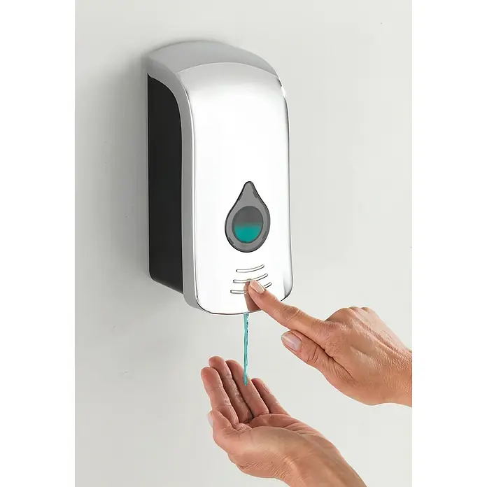 Wenko Seifenspender Ranera L - Kunststoff, Chrom, Füllmenge: 740 ml - Ein automatischer Seifenspender aus Chrom wird von einer Person benutzt, um ihre Hände zu reinigen. Hygieneartikel für den Alltag.