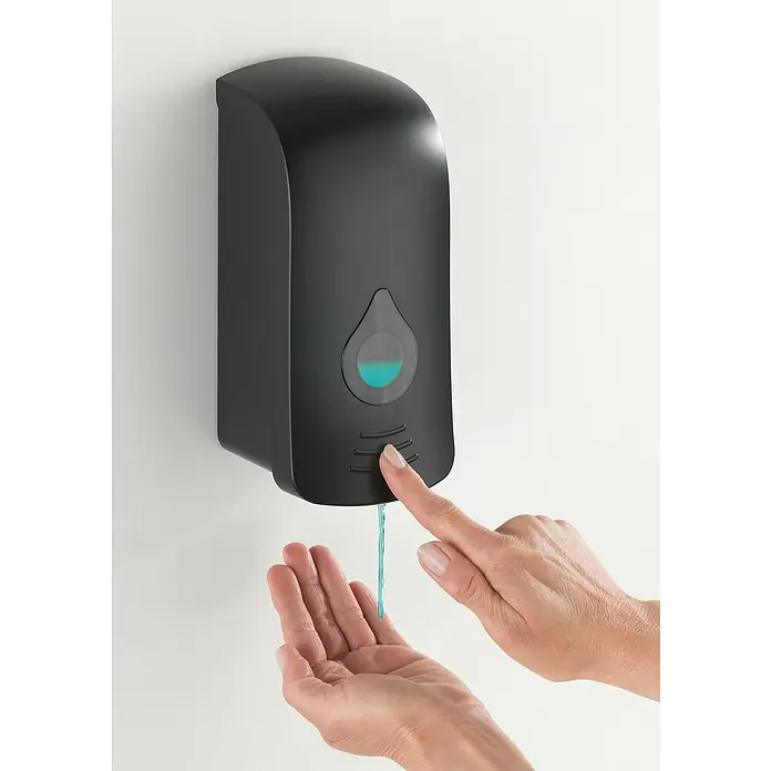Wenko Seifenspender Ranera L - Kunststoff, Schwarz, Füllmenge: 740 ml - Eine schwarze Seifenspender-Wandhalterung mit einer Hand, die Seife in eine andere Hand pumpt. Hygienische Lösung für öffentliche Waschräume.