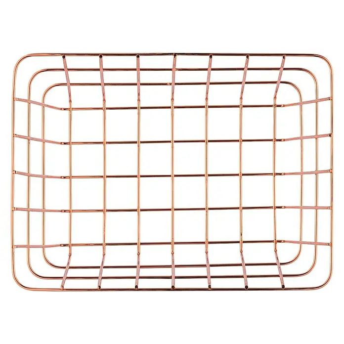 Wenko Bad-Aufbewahrungskorb Viana - L x B x H: 12 x 18 x 25 cm, Metall, Kupfer - Nahaufnahme eines rechteckigen Drahtkorbs aus Kupfer mit abgerundeten Ecken vor schwarzem Hintergrund. Ideal zur Aufbewahrung von Küchenutensilien.