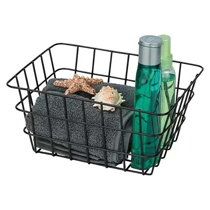 Wenko Bad-Aufbewahrungskorb Viana - L x B x H: 12 x 18 x 25 cm, Metall, Schwarz - Schwarzer Drahtkorb mit grauem Handtuch, Seestern, Muschel und zwei Flaschen.