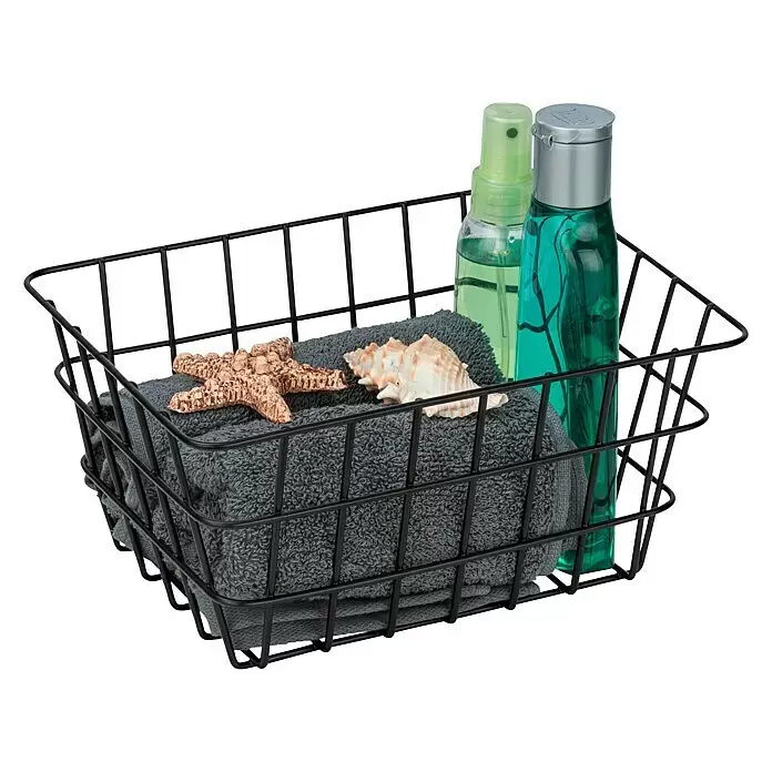 Wenko Bad-Aufbewahrungskorb Viana - L x B x H: 12 x 18 x 25 cm, Metall, Schwarz - Schwarzer Metallkorb mit dunkelgrauem Handtuch, Seestern, Muschel und zwei grünen Toilettenartikelflaschen.