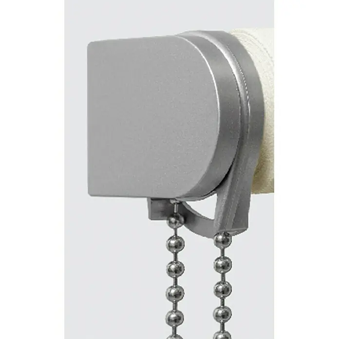 Estor enrollable Montreal - An x Al: 105 x 250 cm, Plata azul - Primer plano del mecanismo plateado de la persiana enrollable con cadena de bolas. La persiana está parcialmente enrollada y tiene un aspecto moderno.