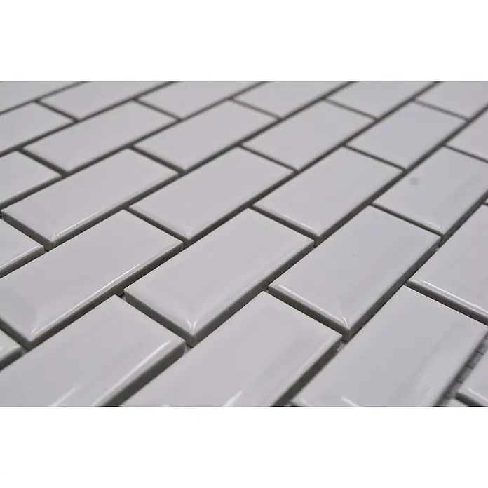 Mosaikfliese Brick Bond Diamond CBW 104 - 30 x 30 cm, Weiß, Glänzend - Nahaufnahme der glänzenden, weißen U-Bahn-Fliesen, die in einem stilvollen, versetzten Muster angeordnet sind.