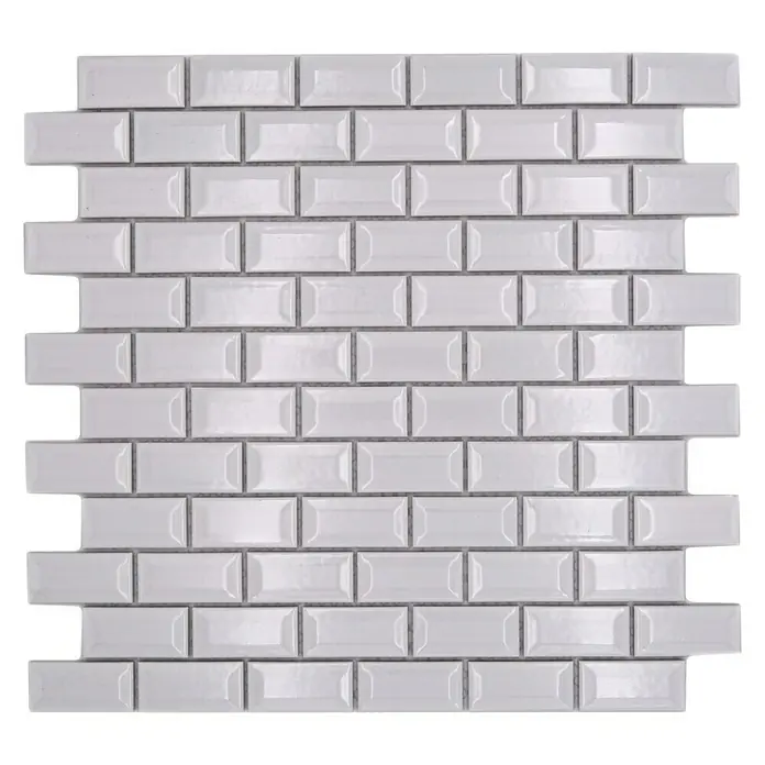 Mosaikfliese Brick Bond Diamond CBW 104 - 30 x 30 cm, Weiß, Glänzend - Nahaufnahme einer weißen, glänzenden Metrofliese, die ein elegantes und zeitloses Design für moderne Innenräume bietet.