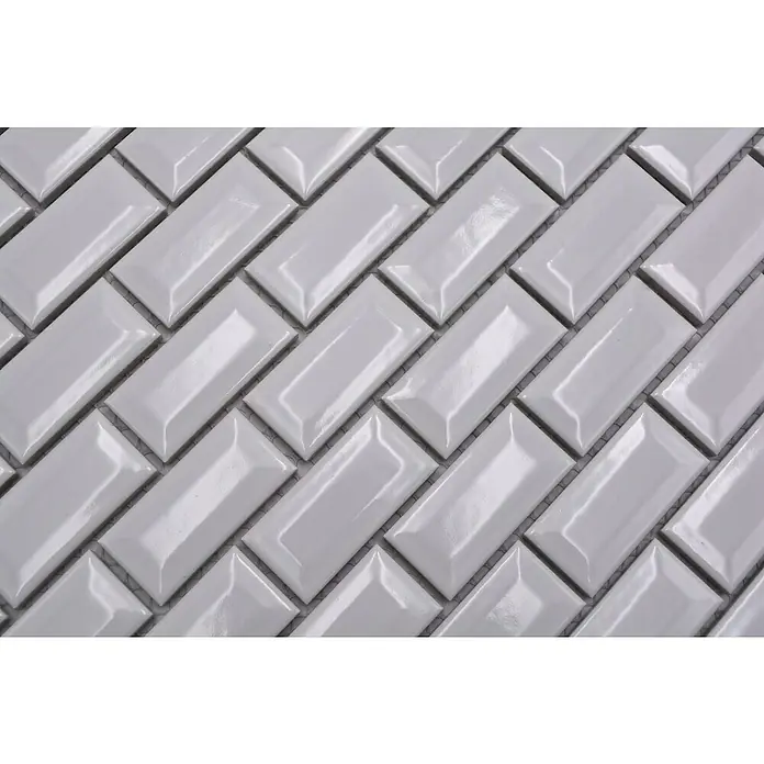 Mosaikfliese Brick Bond Diamond CBW 104 - 30 x 30 cm, Weiß, Glänzend - Nahaufnahme von weißen, glänzenden Ziegelmosaikfliesen, die in einem diagonalen Muster angeordnet sind, ideal für Küchen- oder Badezimmerwände.