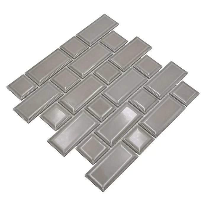 Mosaikfliese Metro Uni CG M04CM - 29,4 x 29,1 cm, Grau, Glänzend - Nahaufnahme von glänzenden, rechteckigen und quadratischen, grauen Mosaikfliesen auf einem Blatt.