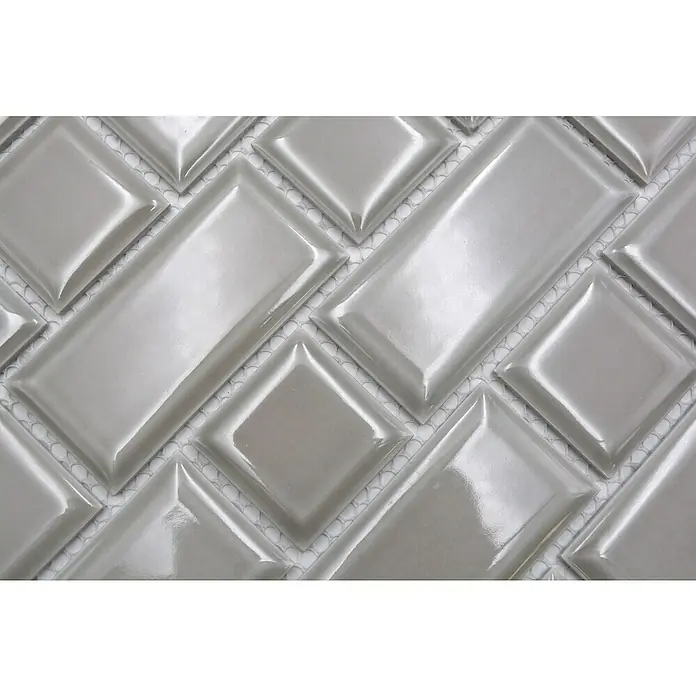 Mosaikfliese Metro Uni CG M04CM - 29,4 x 29,1 cm, Grau, Glänzend - Nahaufnahme von glänzenden, grauen Keramikfliesen in Rauten- und Rechteckform mit hellgrauen Fugen, die ein elegantes Muster bilden.