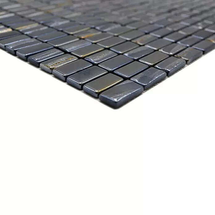 Mosaikfliese Rechteck Eco Uni JULIA 09 - 31,5 x 31,7 cm, Schwarz, Glänzend - Nahaufnahme von dunkelgrau/bläulichen rechteckigen Mosaikfliesen mit Metallglanz und subtilen goldenen Akzenten.
