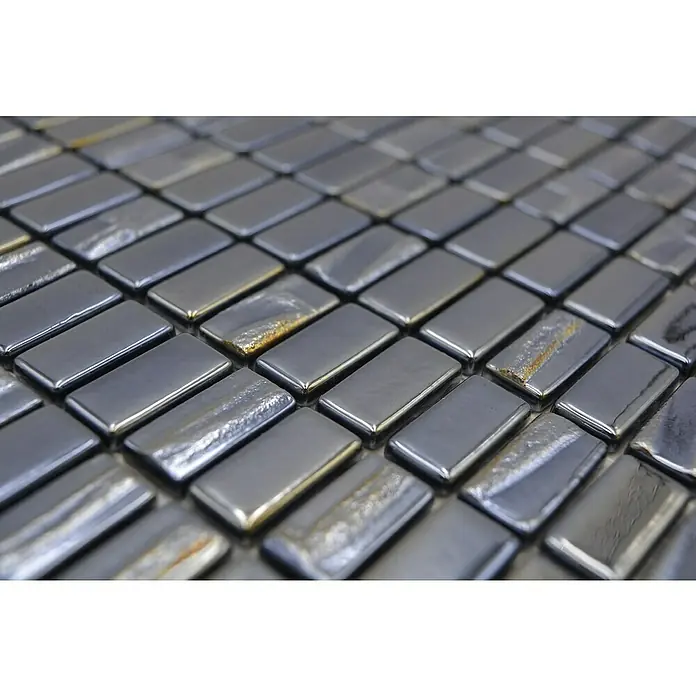 Mosaikfliese Rechteck Eco Uni JULIA 09 - 31,5 x 31,7 cm, Schwarz, Glänzend - Nahaufnahme von rechteckigen Metallfliesen mit polierter Oberfläche, die ein modernes und industrielles Design für Innenräume bieten.