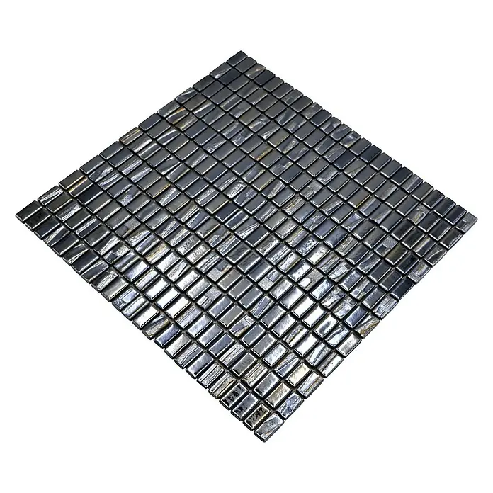 Mosaikfliese Rechteck Eco Uni JULIA 09 - 31,5 x 31,7 cm, Schwarz, Glänzend - Nahaufnahme der schwarzen Mosaikfliese in Rautenform, schimmernd und modern für Wand- oder Bodendesign.