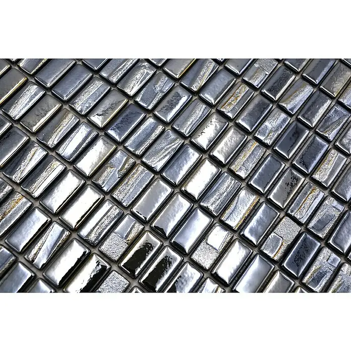 Mosaikfliese Rechteck Eco Uni JULIA 09 - 31,5 x 31,7 cm, Schwarz, Glänzend - Nahaufnahme von rechteckigen, silberfarbenen Glasmosaikfliesen, die ein reflektierendes und modernes Muster für Badezimmer oder Küchenrückwände erzeugen.