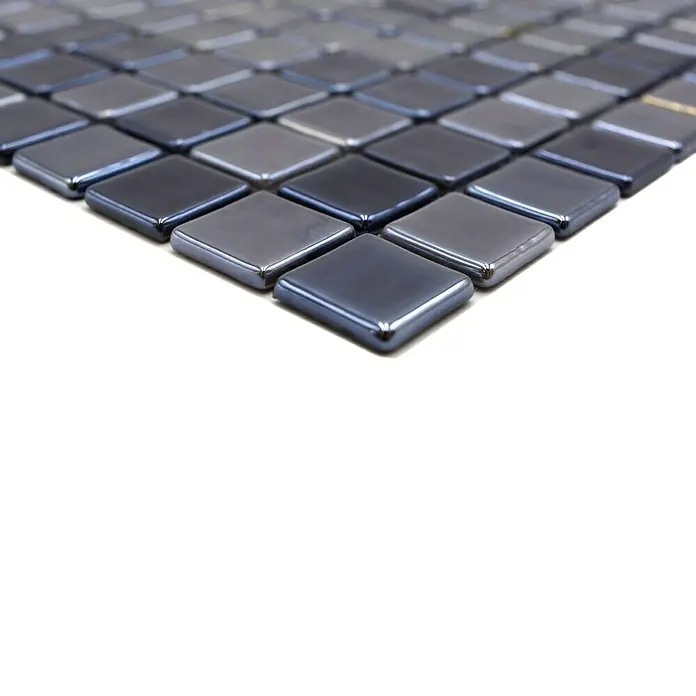 Mosaikfliese Quadrat Eco Uni SANDY 08 - 31,5 x 31,5 cm, Anthrazit, Glänzend - Nahaufnahme von schimmernden, quadratischen Mosaikfliesen in verschiedenen Grautönen.