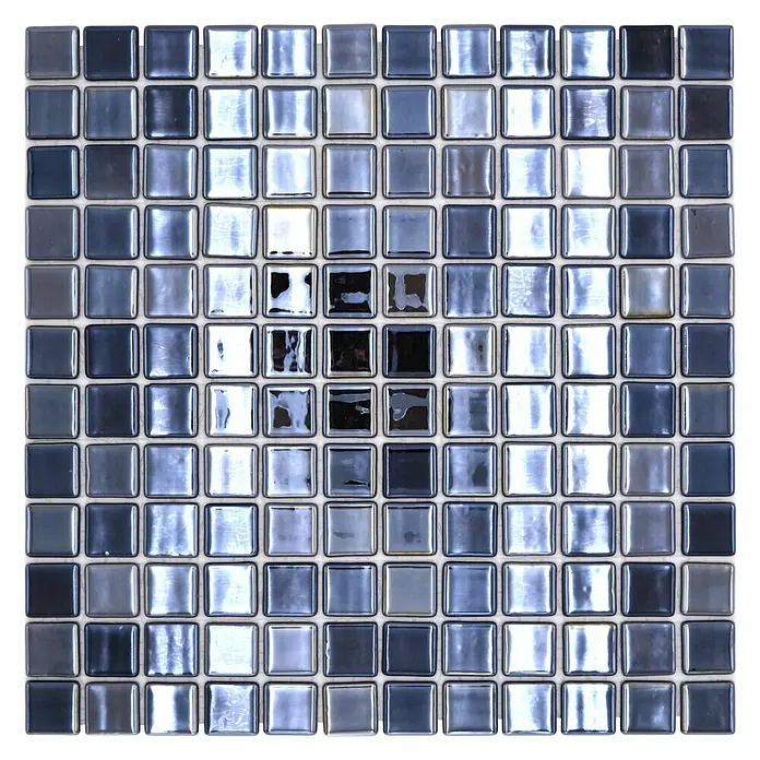 Mosaikfliese Quadrat Eco Uni SANDY 08 - 31,5 x 31,5 cm, Anthrazit, Glänzend - Detailaufnahme einer quadratischen Fliesenmatte mit kleinen, glänzenden Mosaikfliesen in verschiedenen Blautönen und Grauschattierungen.