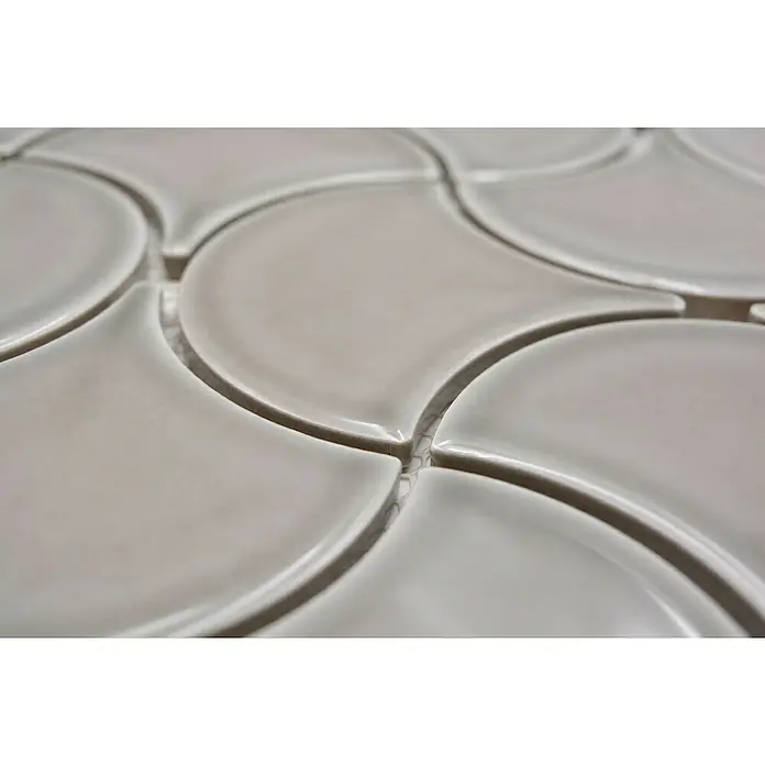 Mosaikfliese Fächer Uni FS 13C - 27,6 x 27,6 cm, Grau, Glänzend - Nahaufnahme von hellgrauen, glänzenden Fliesen im Fischschuppenmuster, die ein elegantes und modernes Design für Wände und Böden darstellen.