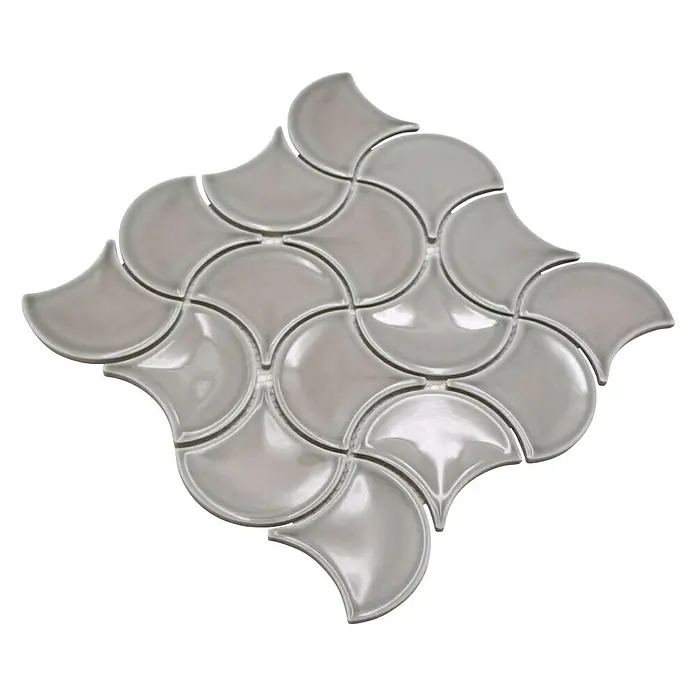 Mosaikfliese Fächer Uni FS 13C - 27,6 x 27,6 cm, Grau, Glänzend - Bild eines Mosaiks mit Fischschuppenmuster in grau, das eine elegante und moderne Note für jeden Raum bietet.