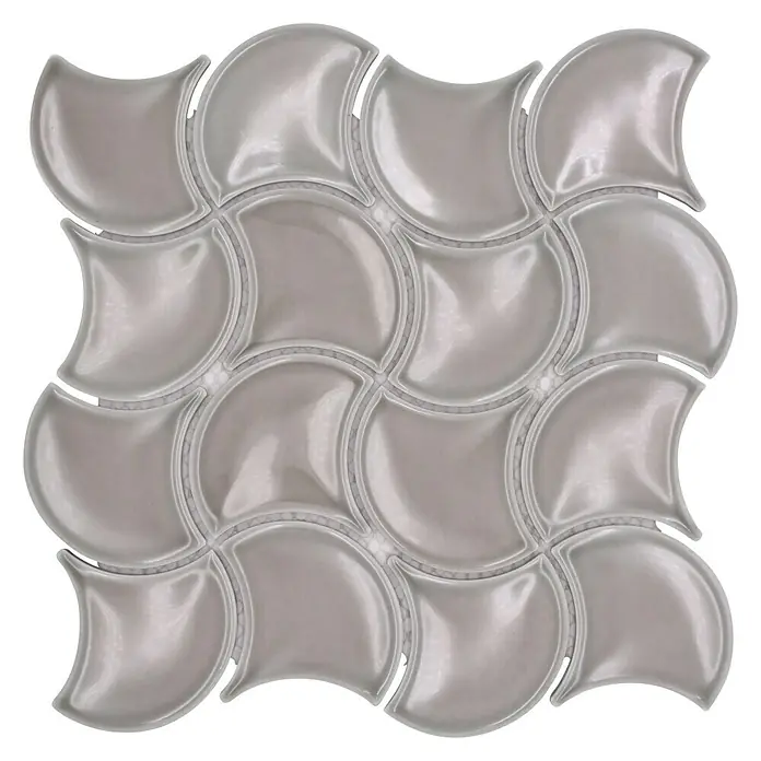 Mosaikfliese Fächer Uni FS 13C - 27,6 x 27,6 cm, Grau, Glänzend - Nahaufnahme eines grauen, glänzenden Mosaiks mit fächerartigen Fliesen auf schwarzem Hintergrund, ideal für stilvolle Wandgestaltungen.