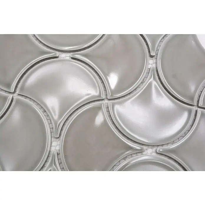 Mosaikfliese Fächer Uni FS 13C - 27,6 x 27,6 cm, Grau, Glänzend - Detailaufnahme eines grauen Fächer-Mosaiks, ideal für stilvolle Wandverkleidungen in Küche oder Bad. Die glänzende Oberfläche sorgt für einen edlen Look.