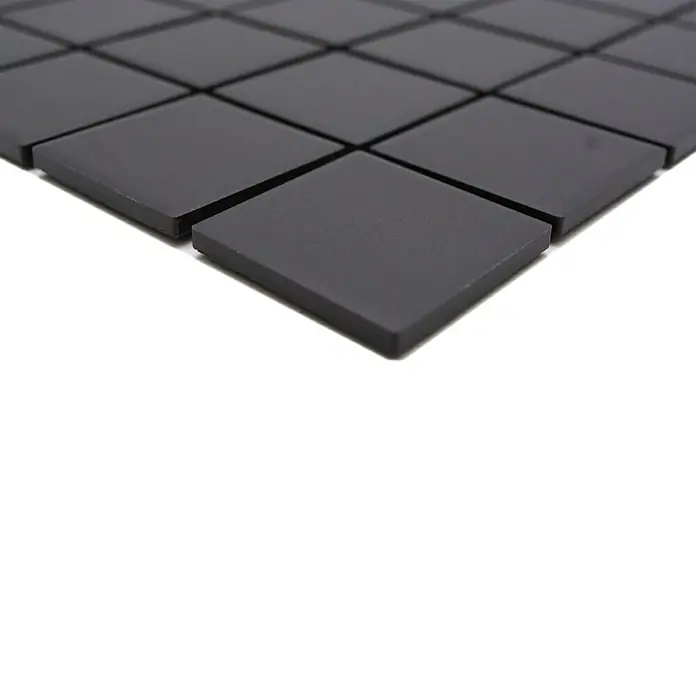 Mosaikfliese Quadrat Uni CU 223 - 29,8 x 29,8 cm, Schwarz, Matt - Nahaufnahme von schwarzen quadratischen Magneten, die ein Schachbrettmuster bilden, ideal für Büroorganisation und Bastelarbeiten.
